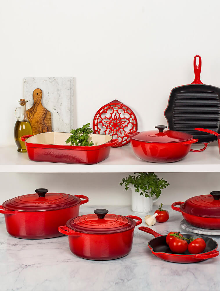 Французская чугунная посуда. Чугунная посуда le Creuset. Le Creuset красная посуда. Французская керамическая посуда le Creuset. Французская посуда из чугуна le Creuset.